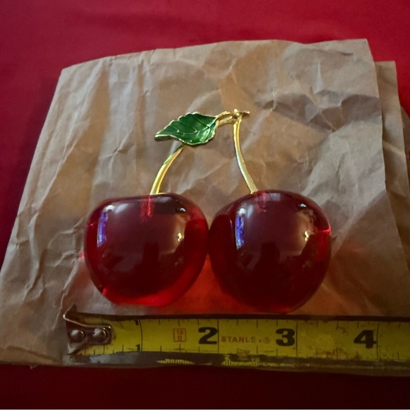 Elegant Red Crystal Cherry Sculpture paperweight - Picture 6 of 7